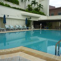 ホテルのプール。屋上です。水質に問題が。＞ボウフラ