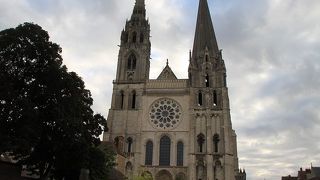 バラ窓とレリーフは圧倒されます。