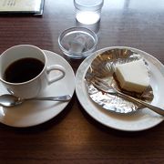 美味しいレアチーズケーキとコーヒーのセットを頂きました。
