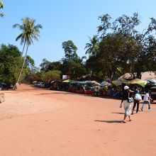 入口の露店。マルチリンガルな子供の売り子もウロウロしてます