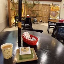頂いたコーヒーと葵最中のセット：３００円