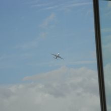 スタンドから、飛行機がよく見えます。