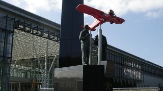 飛行機だけではなく実験もいろいろできる施設です。