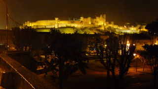 イルミネーションに浮かび上がる夜の城塞