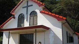 木造の赤い屋根の小さな教会