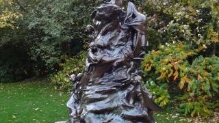 ピーターパンの像がある