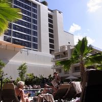 中庭のプールサイドテラスで