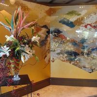 エントランスのお華とびょうぶ