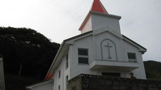 絶壁に建つ、赤い屋根の教会堂