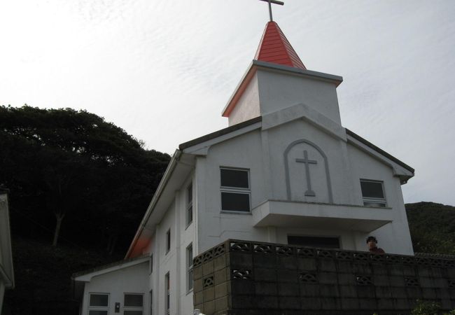 絶壁に建つ、赤い屋根の教会堂