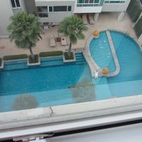 部屋（最上階の7階）から見たプールです。