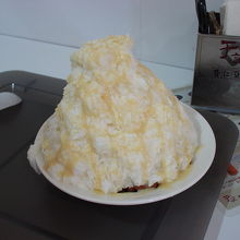 綜合杏仁雪花冰80元、トッピング練乳がけ