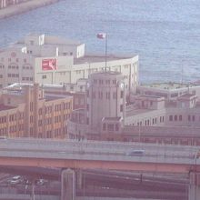 展望ロビーから見えた神戸税関（丸い塔のある建物）