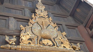 シックなお寺、サンデーマーケットは屋台も