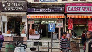 看板おじちゃんが座っています。