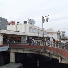 津田沼駅北口。パルコとデッキで繋がる