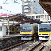 駅に停車中の総武線各駅停車。真ん中の電車は当駅どまり。