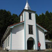 山奥にある白い木造の小さな教会