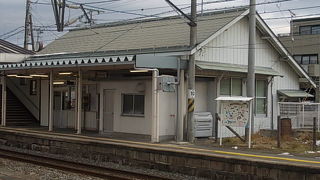 線路のすぐ脇で、湖沼の風景を楽しめます