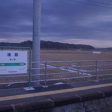 反対側のホーム越しに眺める景観