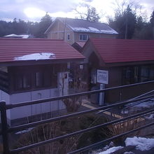 小さな待合所がある駅です