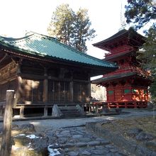 観音堂（左）　と　護摩壇（間に）　と　三重塔（右）