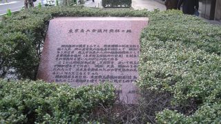 植え込みに隠れています