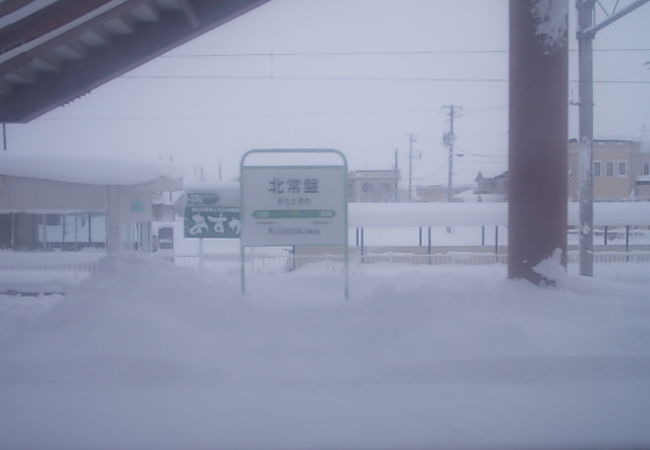 浪岡と川部の狭間で、忘れられたような素朴な風情で佇む駅です