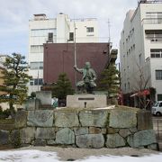 柴田神社の付近から石垣の跡と思われる石が出土