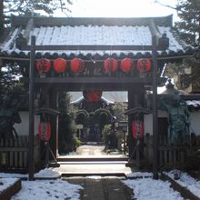 仁王門から本堂を望む