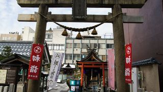 勝家の銅像のほか、市、三姉妹の銅像が建っています