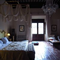 豪華なお部屋。他にソファーのある前室とバスルームがあります。