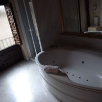 光のたっぷりはいる素敵なバスルームです。シャワーもあります。