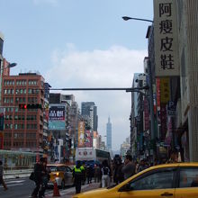 MRTの駅を降りた辺りから、台北１０１がうっすら見えます。