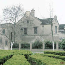 東街に入ってすぐ大きな建物が見える。