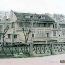 勝利橋を渡って河側から見た仰賢堂。