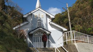 木造で重層屋根を持つ小さな教会