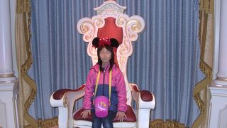 映画シンデレラのシーンを再現した場所です。　椅子に座って思い出の写真が取れる場所です