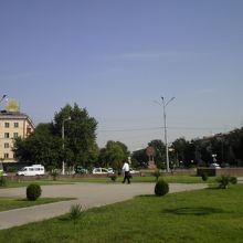 駅の周り。整然としてヒトも少ない。駅回りは賑やかで雑然が普通