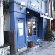 ブルーで目立ちます