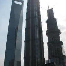 左から環球金融中心、金茂大厦。上海中心
