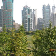 高層ビルに囲まれた公園の中央緑地。
