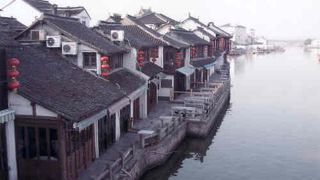 朱家角にある放生橋から生き物を放つと功徳になる。