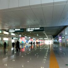 出口改札　向こうの方、オープンなので、風が入ってきて寒い寒い