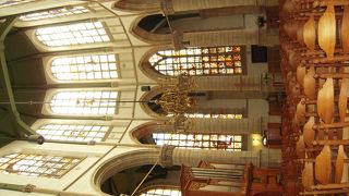 細い路地沿いにある教会。