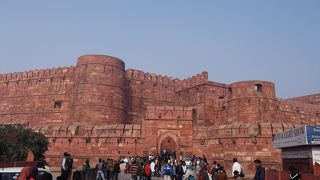 アグラ・フォートの駅から近い