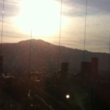 部屋から京都の山にのぼる初日の出が見えました