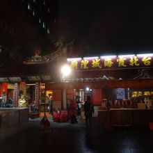 若い男性女性が多い廟です