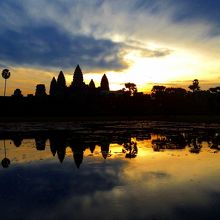 8、アンコールワットのシルエット付近の雲が橙色を帯びてきます