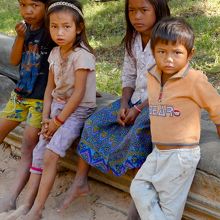 警遺跡を警備している人の子供たち
